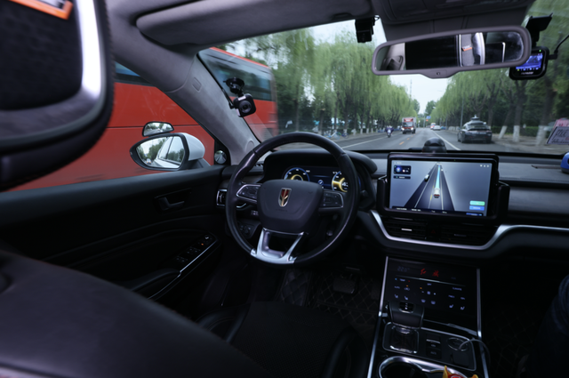 中国自动驾驶发展再现新突破，“方向盘后无人”成为现实，百度获首批许可